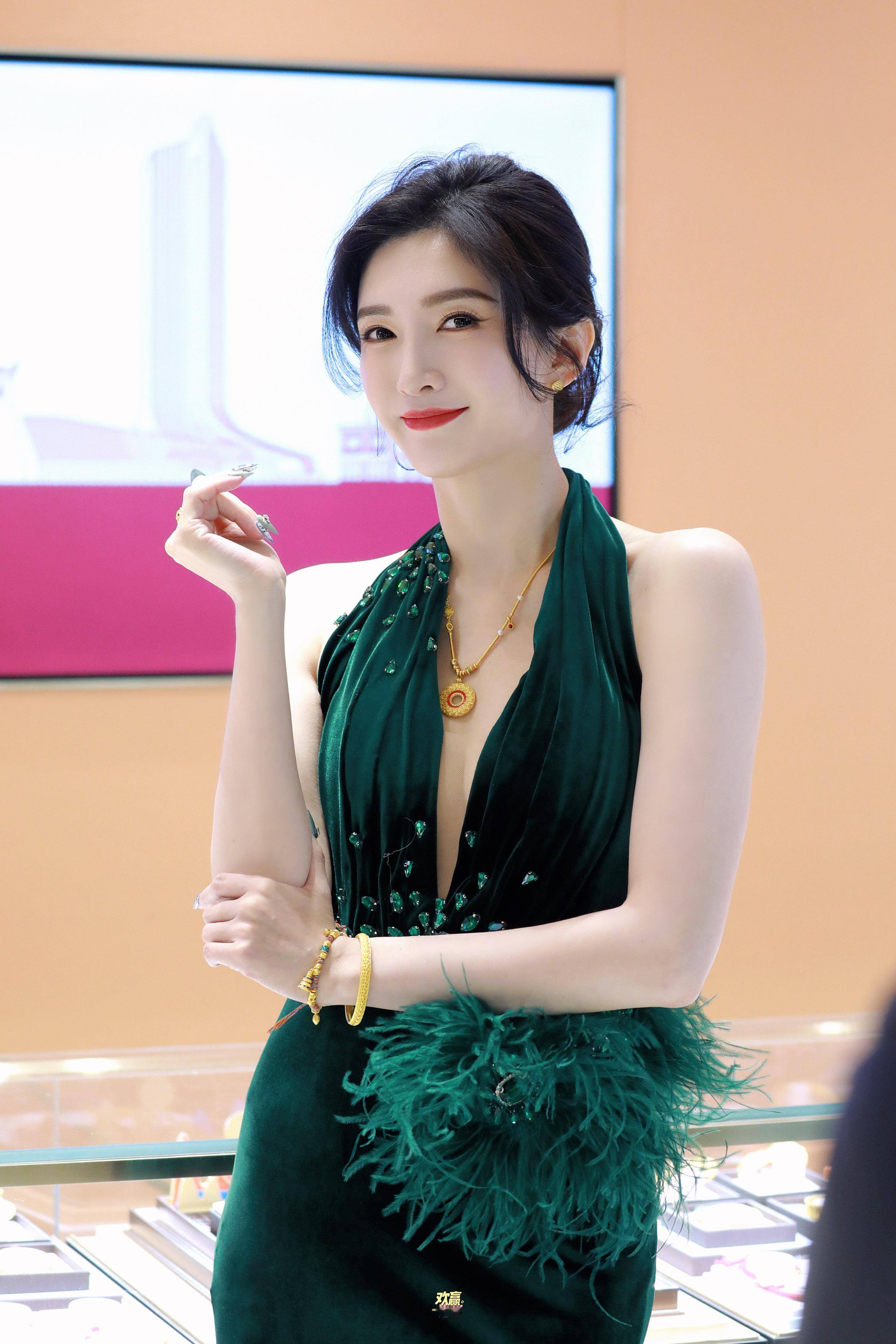 江疏影深 v 礼裙天鹅颈与曲线珠宝店的女人味盛宴