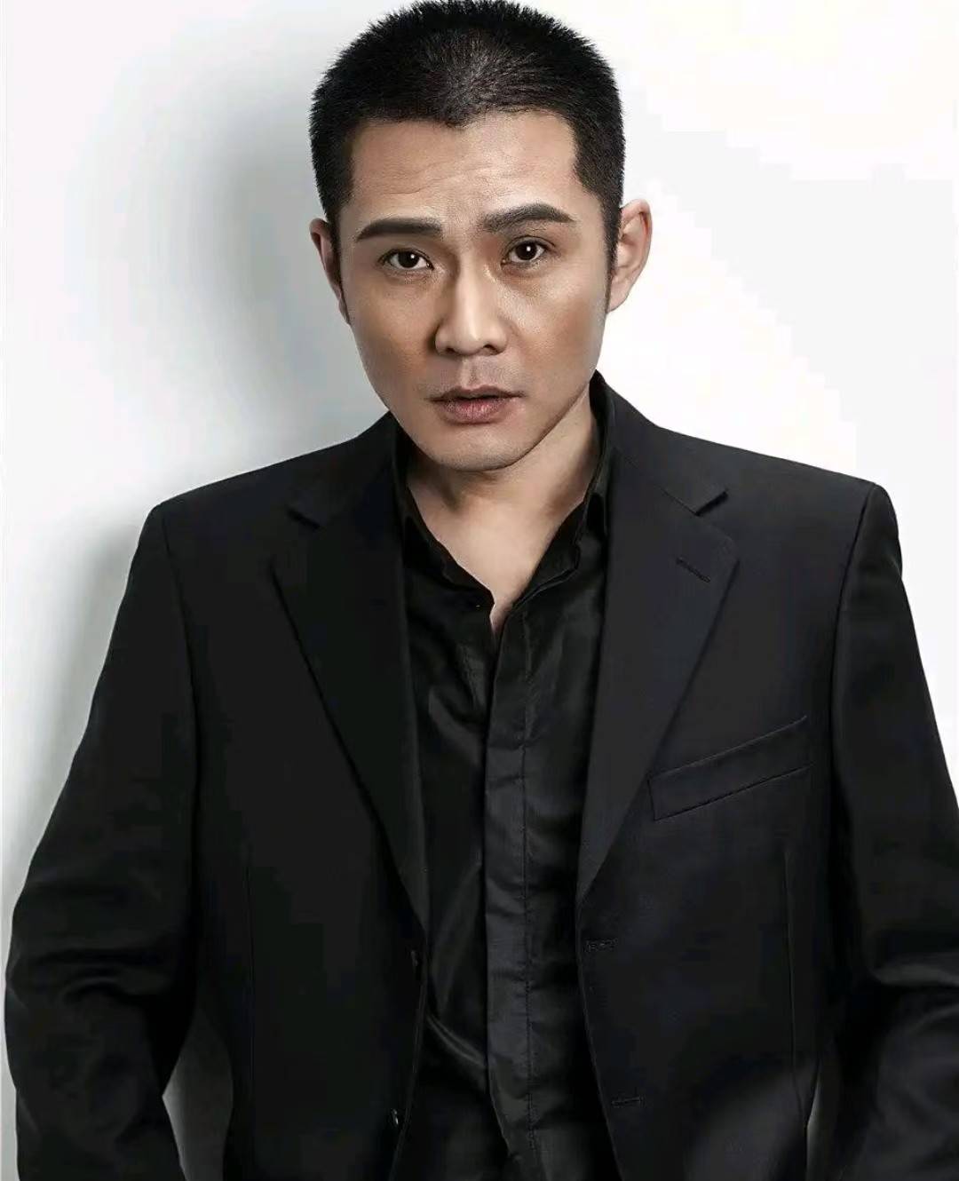 他曾在《闯关东》里演过震三江,在《父母爱情》里饰演的老丁,或者