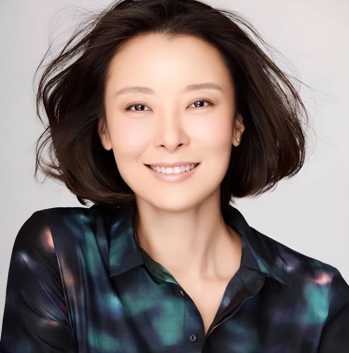 该玩的都玩了柯蓝年过半百为何还不消停