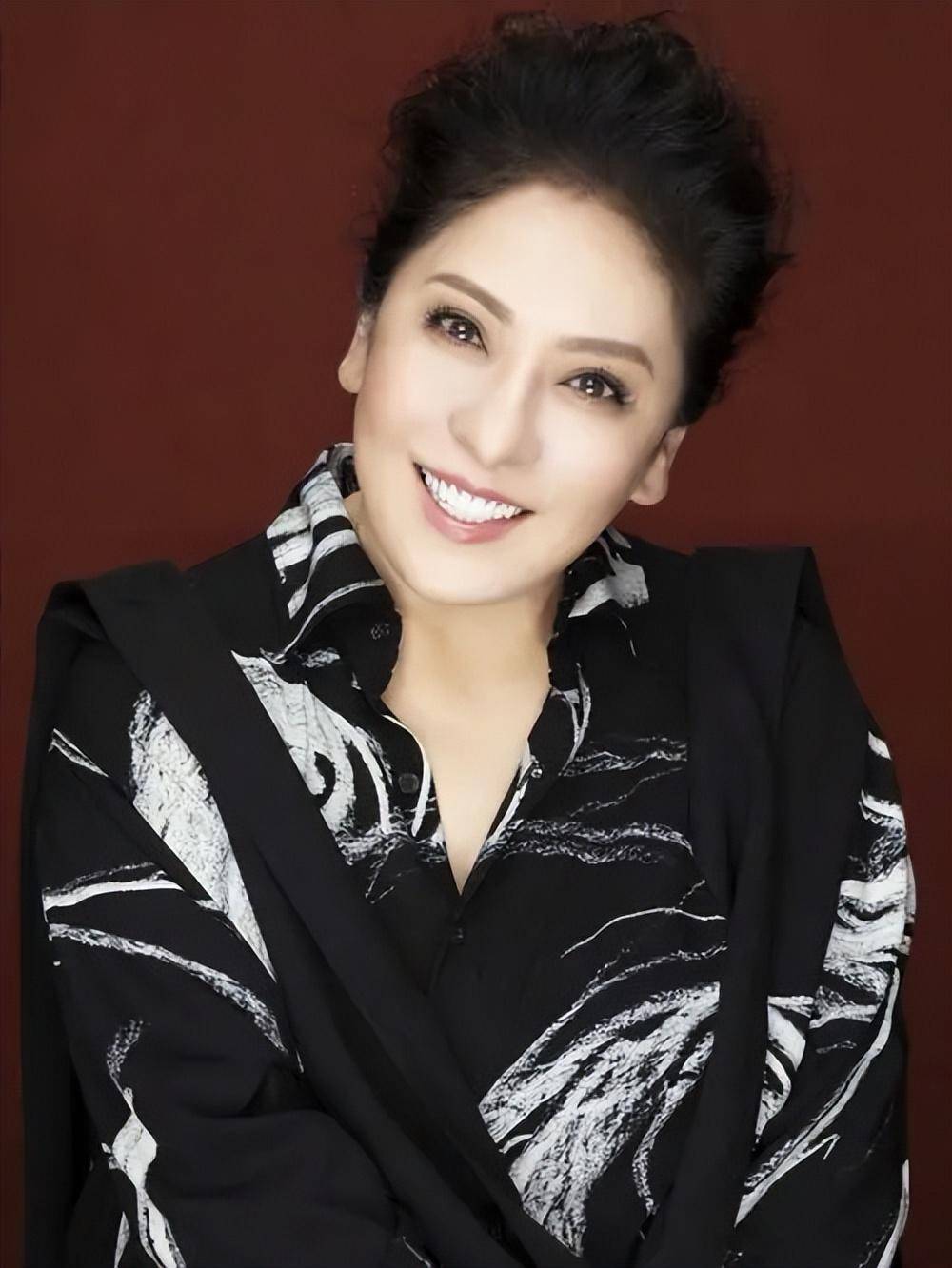 "香港教母"向太陈岚:6岁患病18岁被卖入舞厅,向太以前有多苦