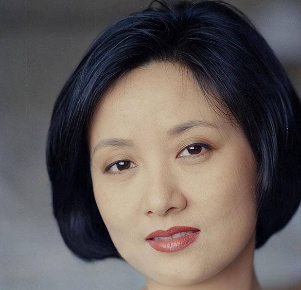 67岁邓婕近照,离婚协议成她一生的痛,养女越长越像丈夫张国立