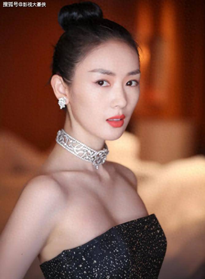 童瑶结婚不到六年 就被拍深夜与男子动作亲密 网友推测是姐妹情