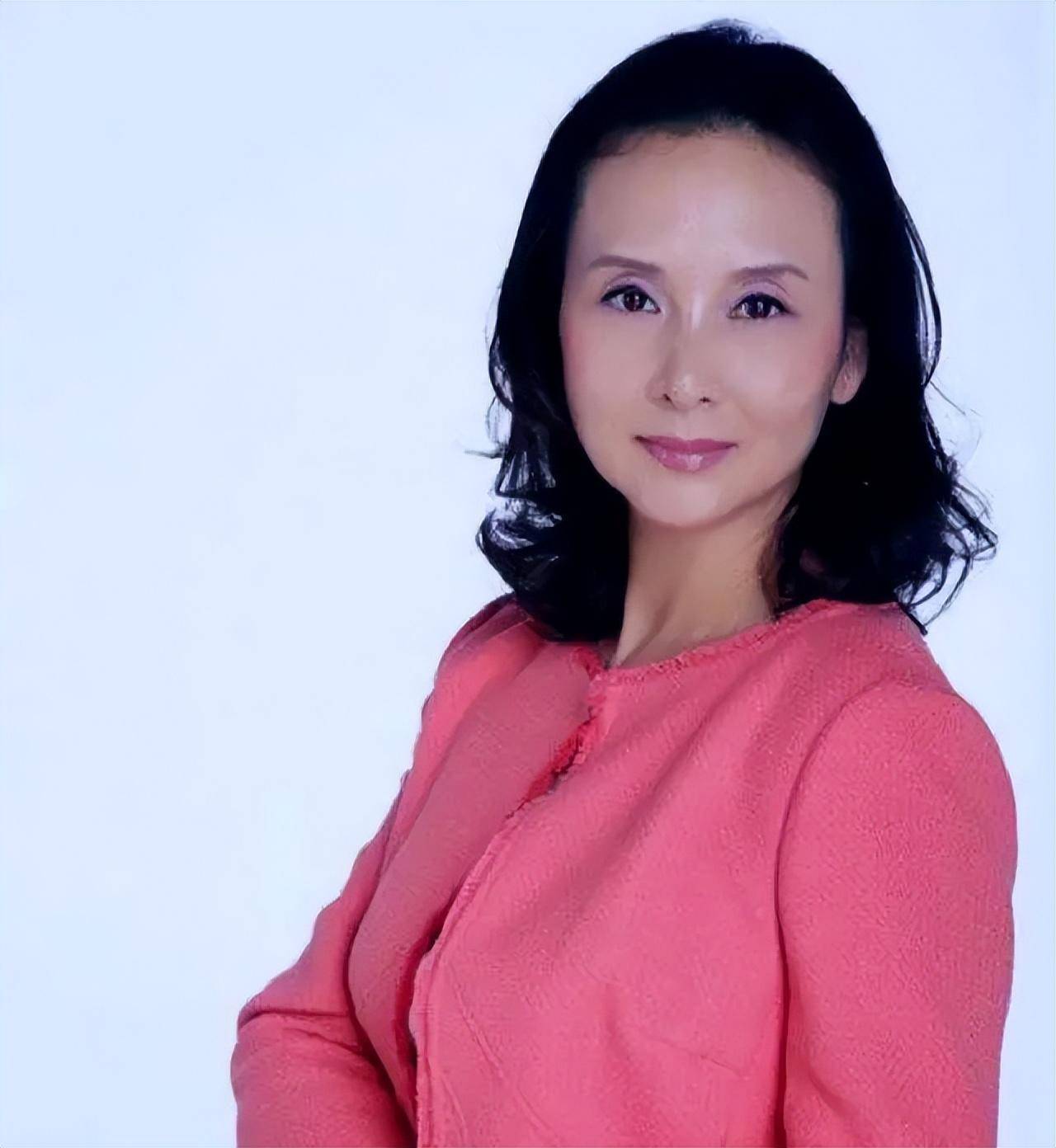 邱佩宁:一生只拍一部戏,演嫦娥令人痴迷几十年,现65岁仍如少女