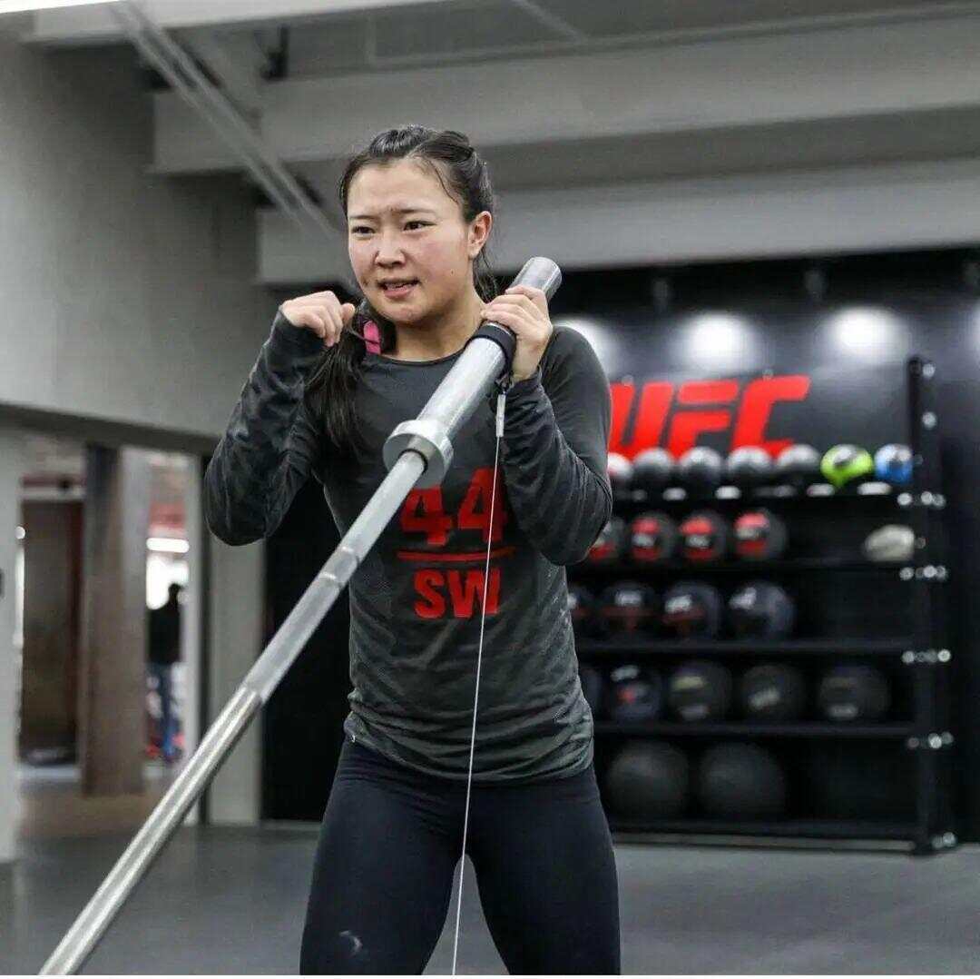 女中医石铭ufc首秀落败称感觉让全中国都失望了,张伟丽力挺安慰
