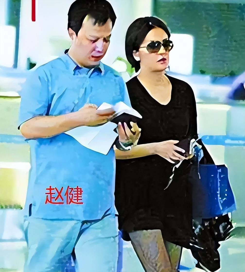 赵薇75岁母亲近况曝光,被儿媳妇卷走5亿,丈夫也去世,再无风光