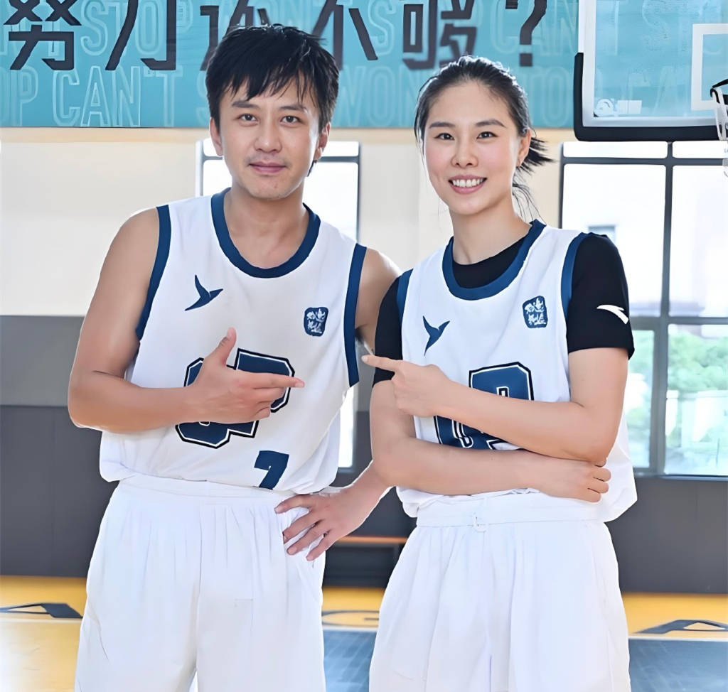 王思雨合影邓超!中国女篮30岁王牌晒照,全运会对决李月汝争冠?