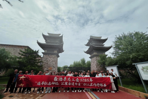 宁夏盐池县多部门联动：200职工共赴“红绿交织”的生态之旅(图3)
