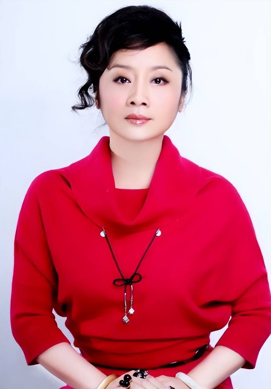 王新军:娶小7岁的秦海璐,前妻为养活儿子复出,现现在生活惬意