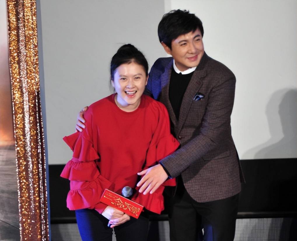 沈腾一家3口度假被偶遇,夫妻俩有说有笑,网友:王琦胖成贾玲