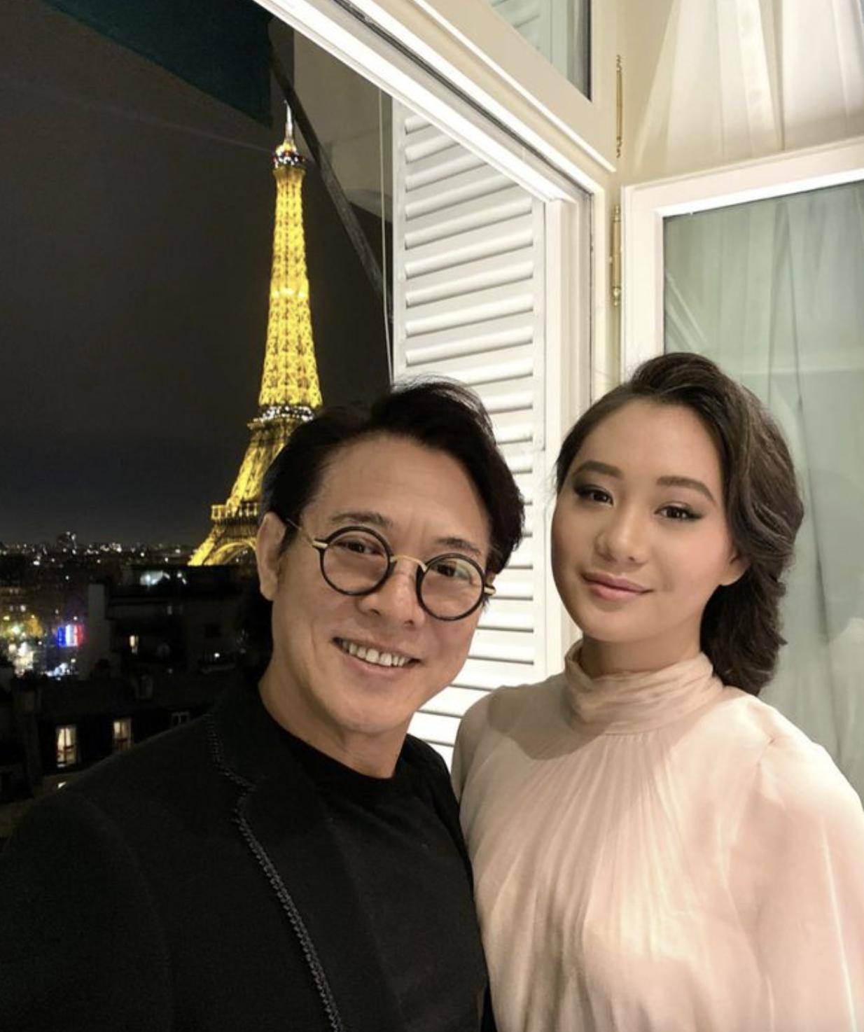 李连杰22岁女儿大学毕业,毕业礼与同学狂欢家人没来,长得像利智