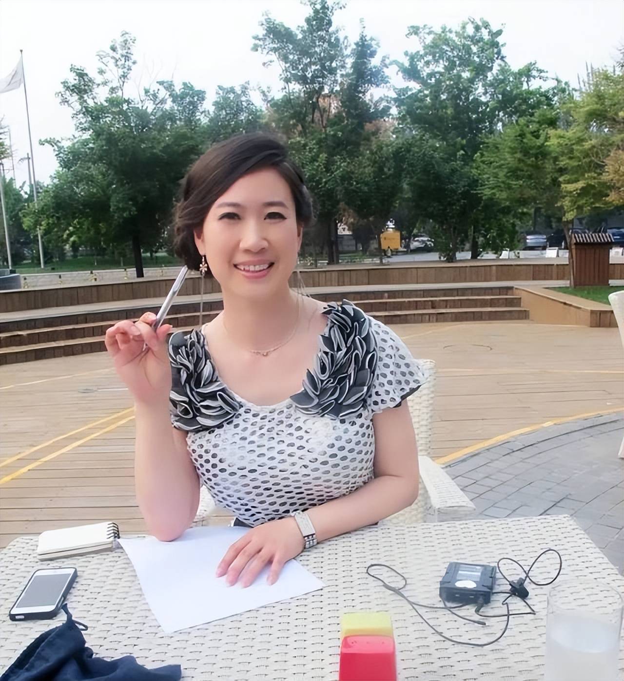 那天她穿了一身得体的红裙头发高高盘起站在曾经梦寐以求的地方