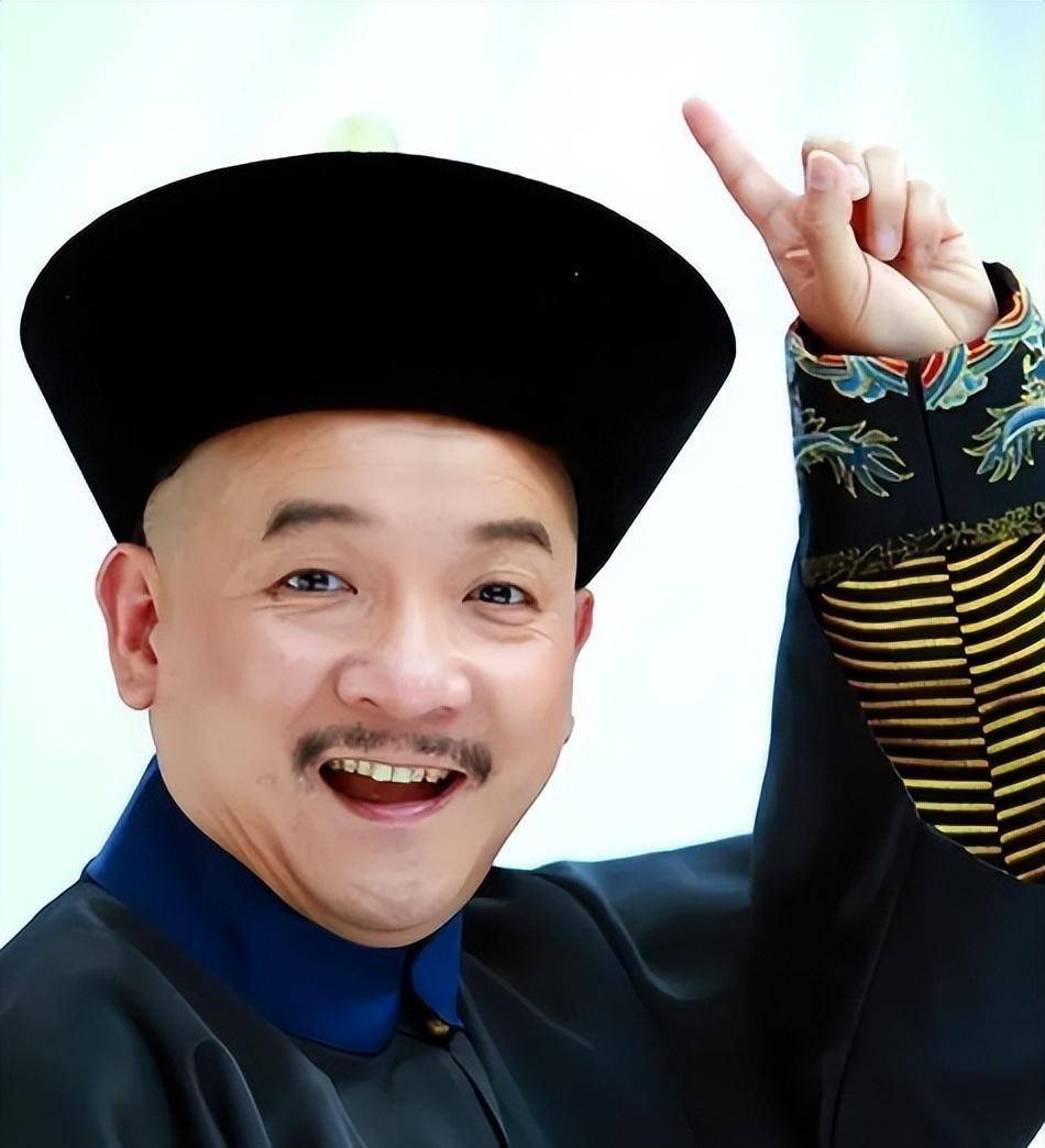 留着两道八字胡,拿着曼陀铃边唱边跳,滑稽可笑;在女局长的男朋友里,他