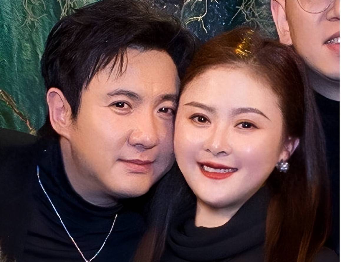 沈腾携妻儿度假,看满身横肉的妻子眼神甜蜜!原来当年马丽输在这