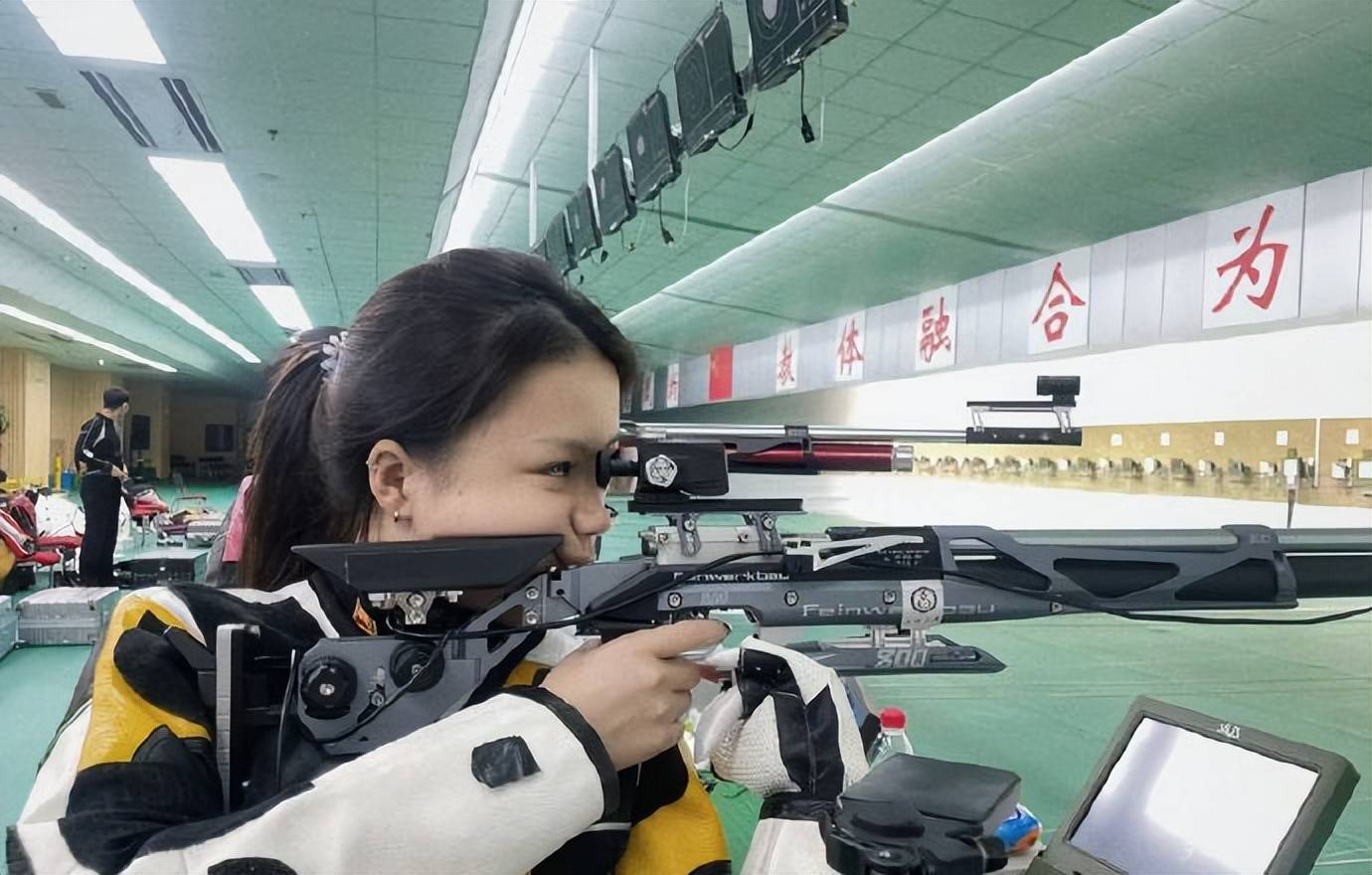 射击冠军杨倩坦然面对无缘巴黎奥运:成绩起伏乃运动员常态