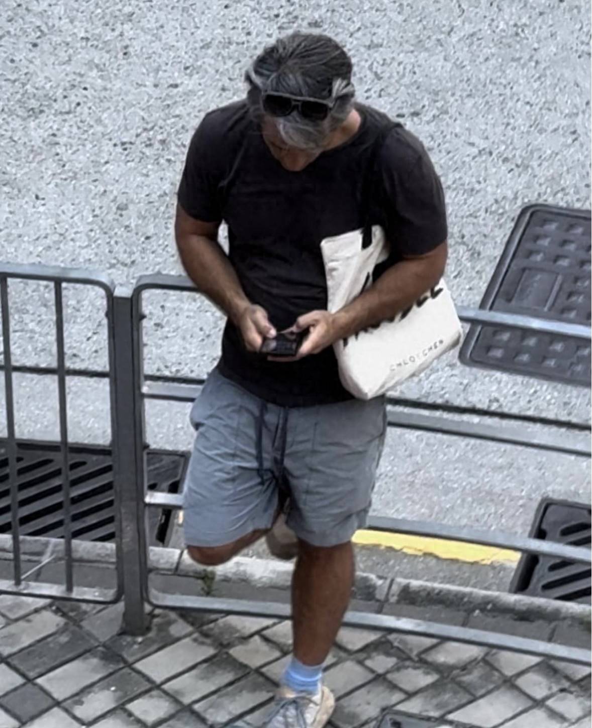 吴耀汉49岁儿子街头候车头发花白无人认出收入微薄出入坐巴士