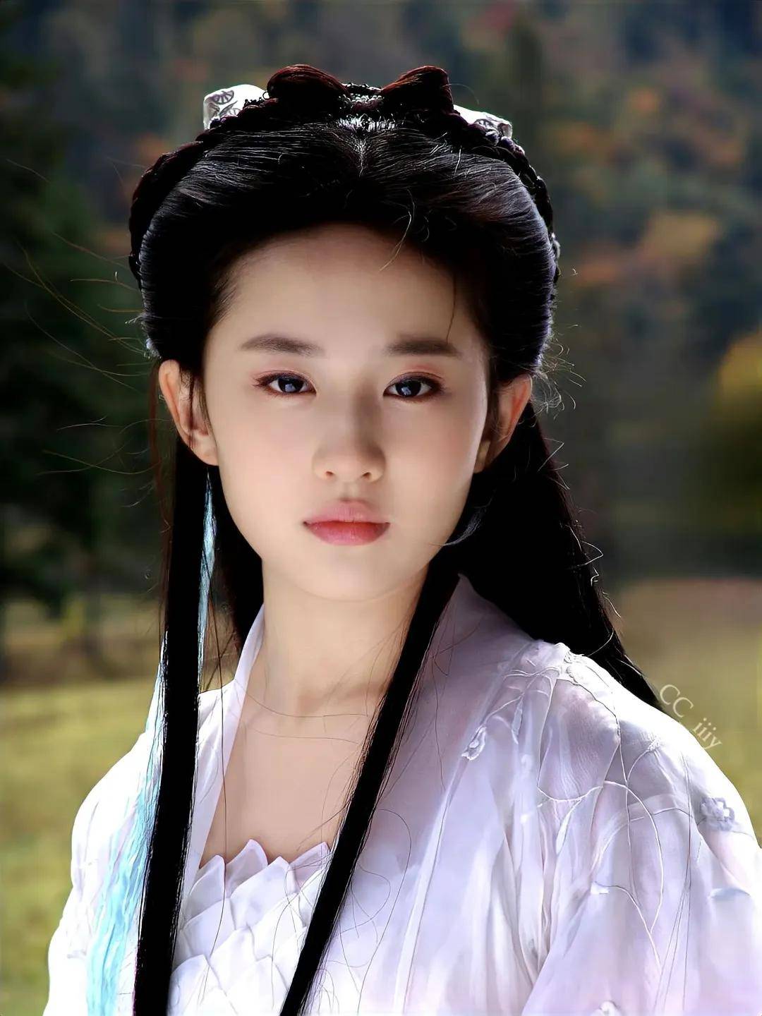 刘亦菲成都逛街被偶遇:踩着人字拖穿着短裤,慵懒打扮颜值太逼人