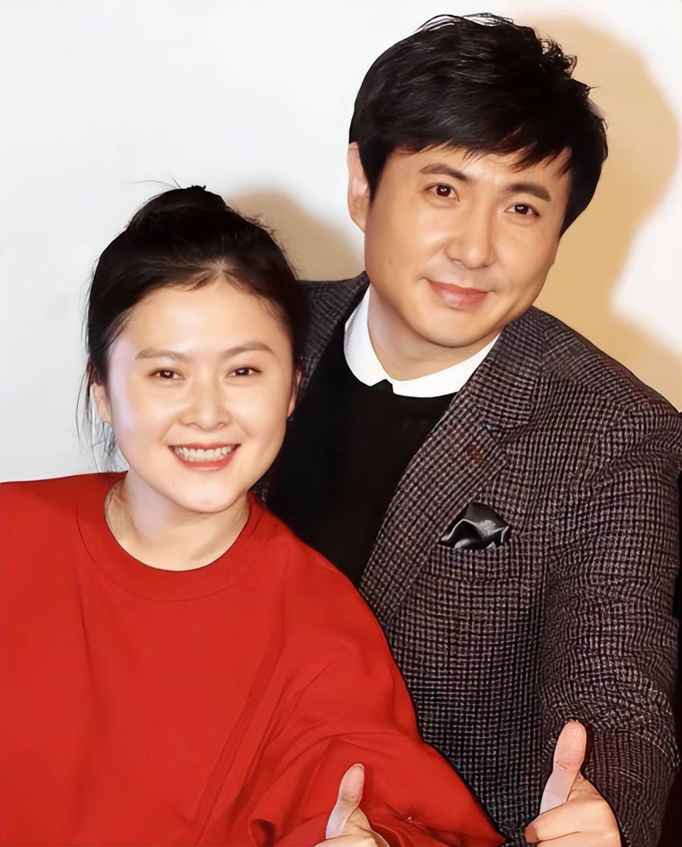 沈腾一家三口度假被偶遇,夫妻俩边说边笑,网友:王琦胖如贾玲