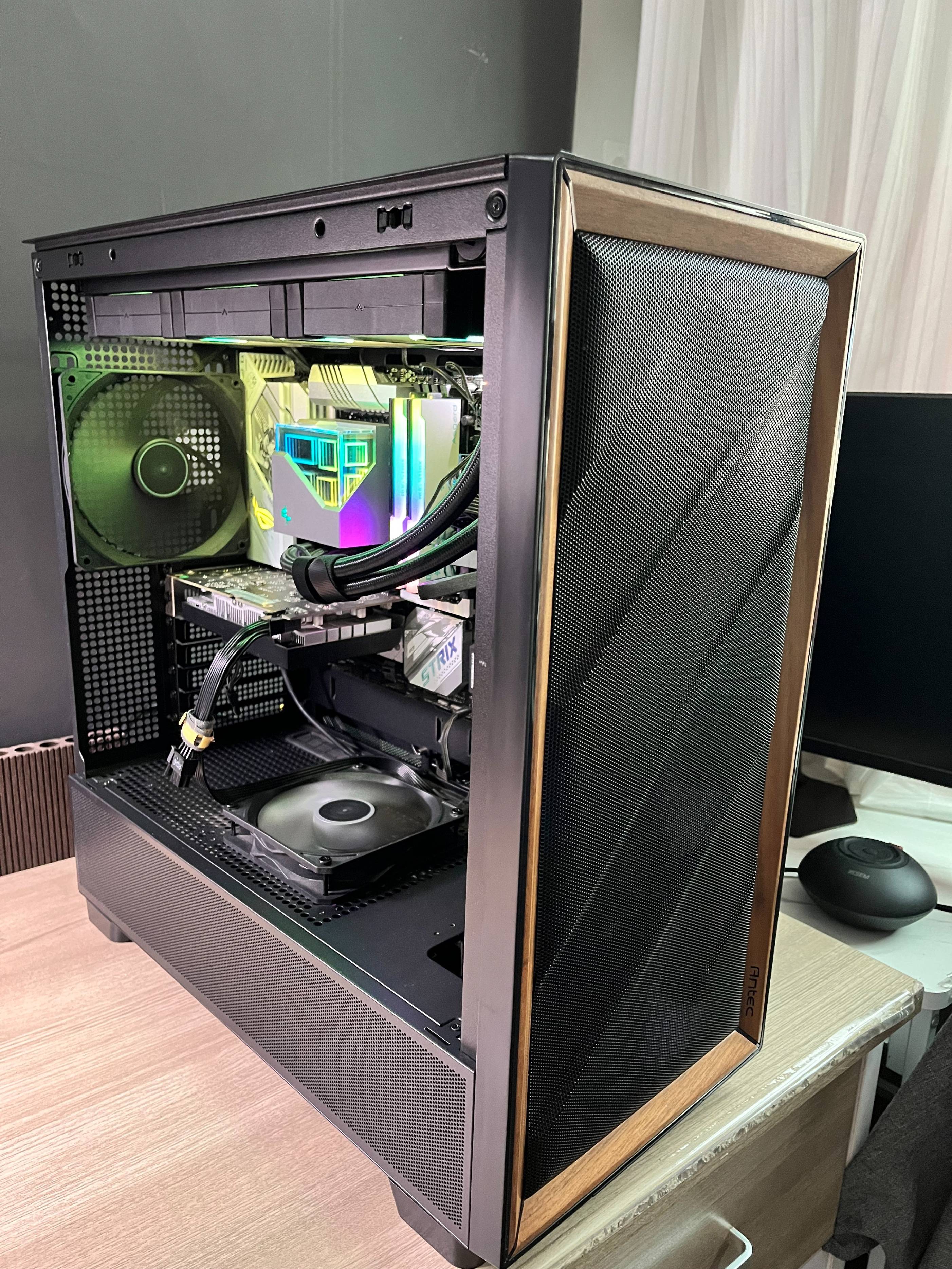 开机那一刻,机箱灯效亮起,像 v 激活了全身义体