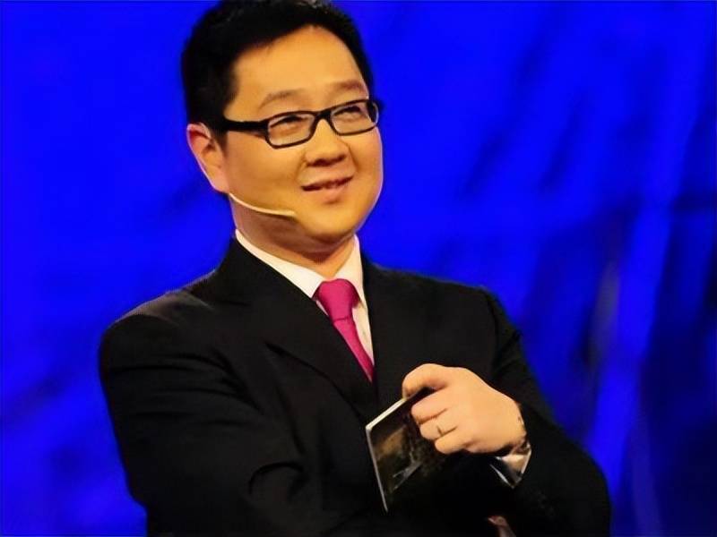 "晕倒门"后大反转,打压女海归未果恼羞成怒,名嘴张绍刚堕落史