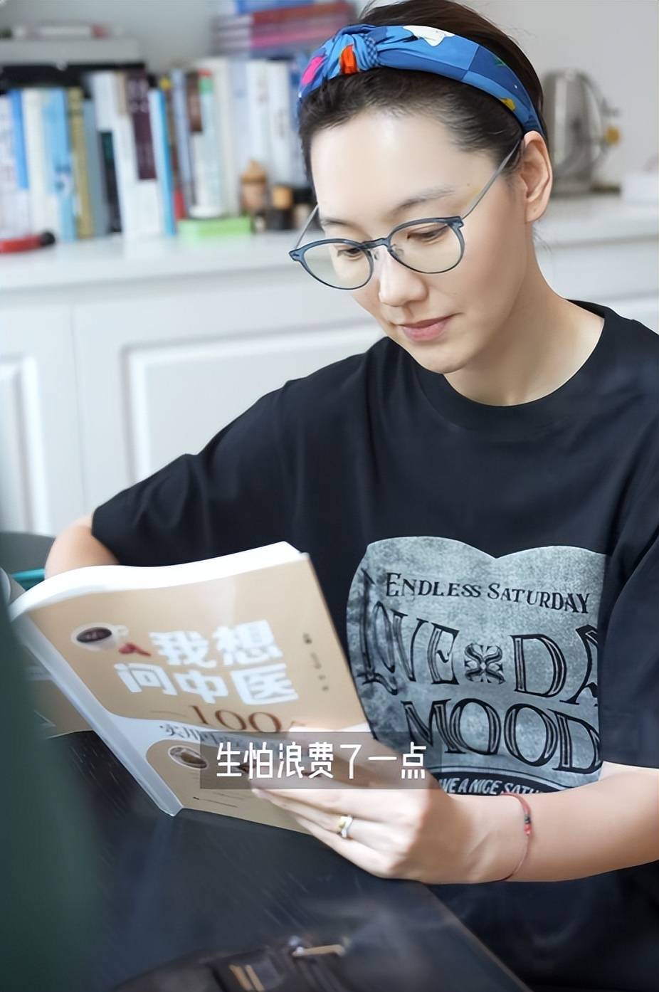 王冠夫妇甜蜜亮相!老公略显老态,夫妻像父女,婚后富庶生活曝光