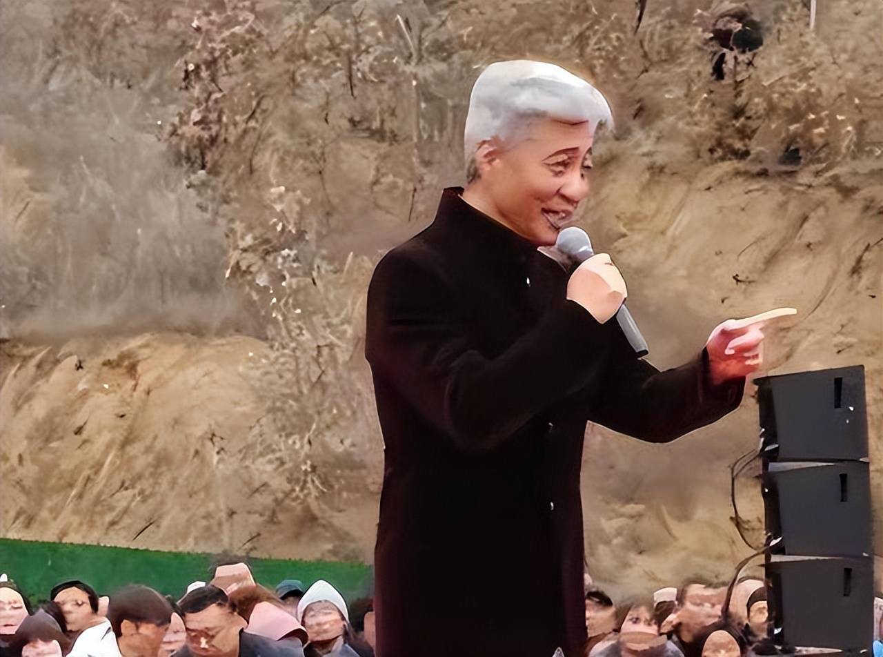 2000年,他与妻子高明婷登记结婚.两人因文工团相识,感情稳定
