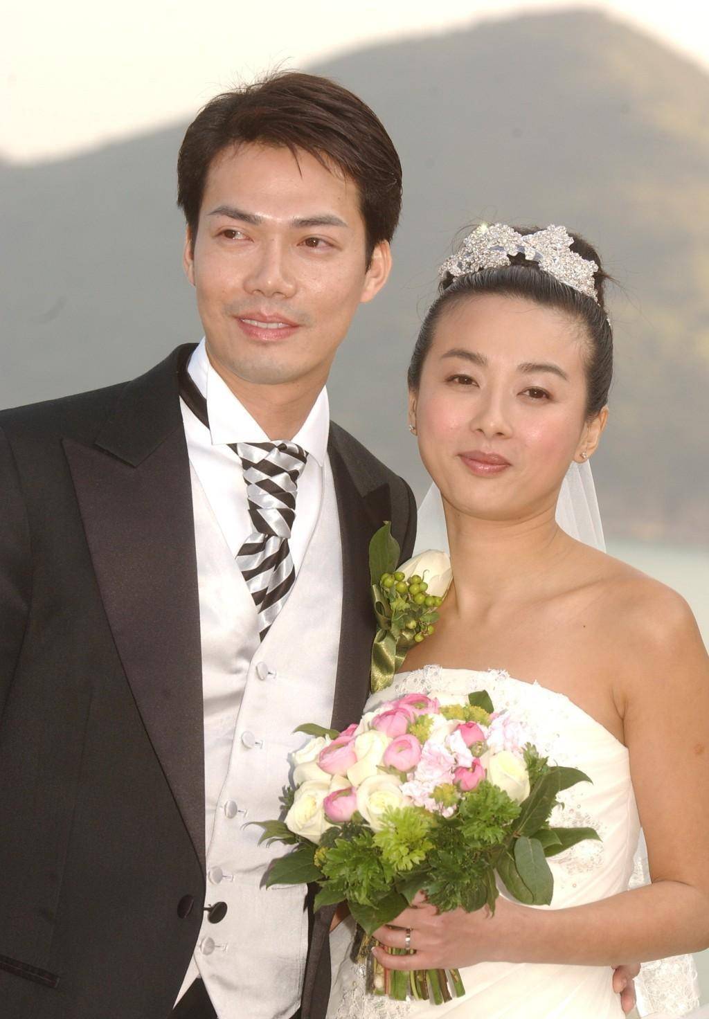 谢天华一家四口合照罕曝光!老婆优雅迷人,5岁女儿受宠儿子调皮