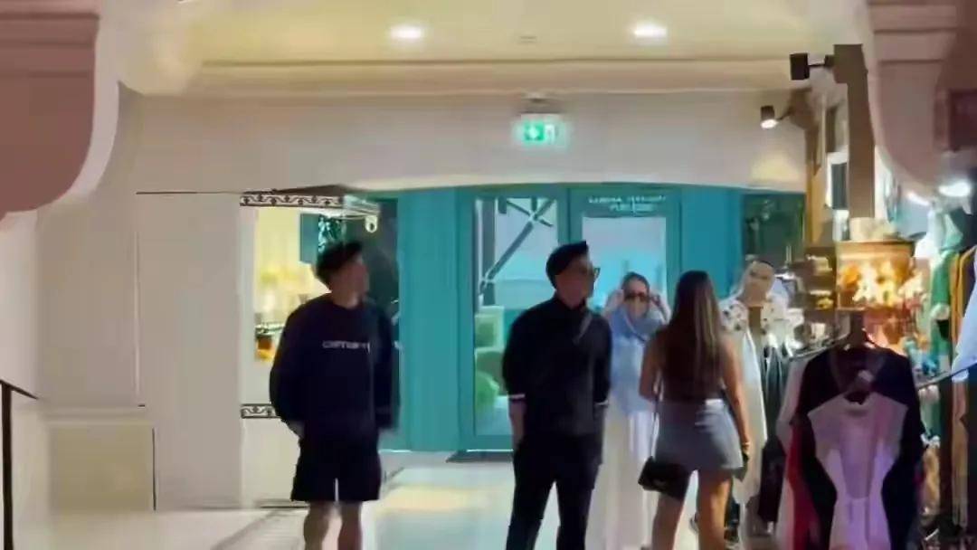 谢霆锋和Lucas同框照来了！父子俩表情神同步样，一起滑雪帅呆了