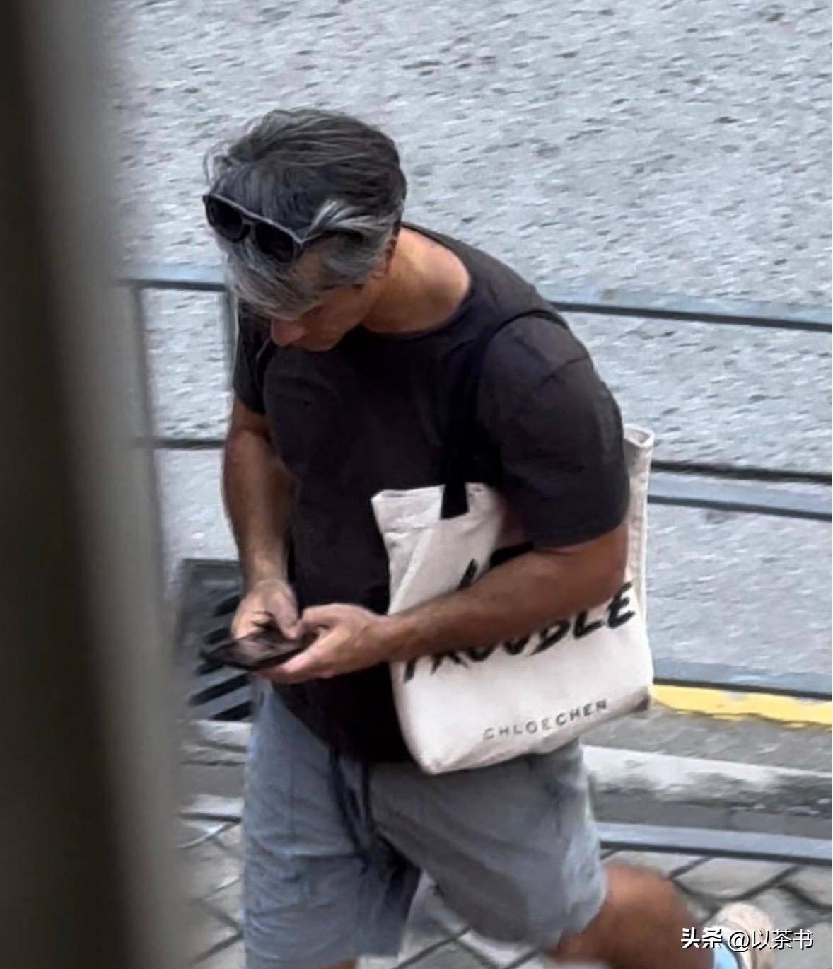 原来他是吴耀汉儿子如今49岁收入微薄坐巴士拒绝富豪老爹帮衬