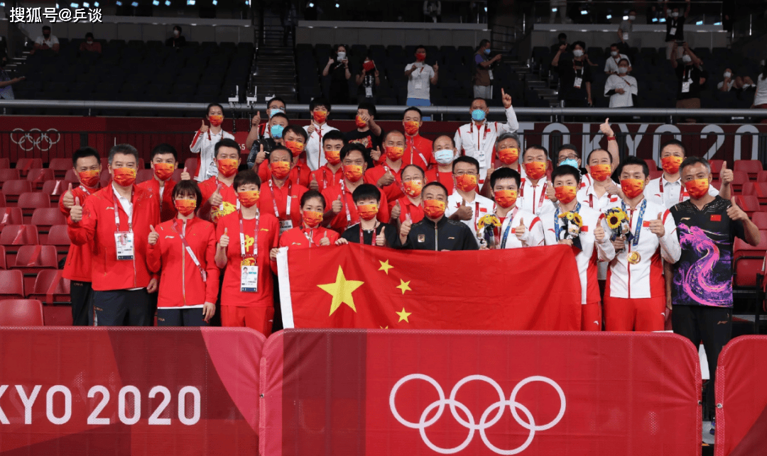 刘国梁手持五星红旗观礼阅兵,时隔4年发文:爱我中华