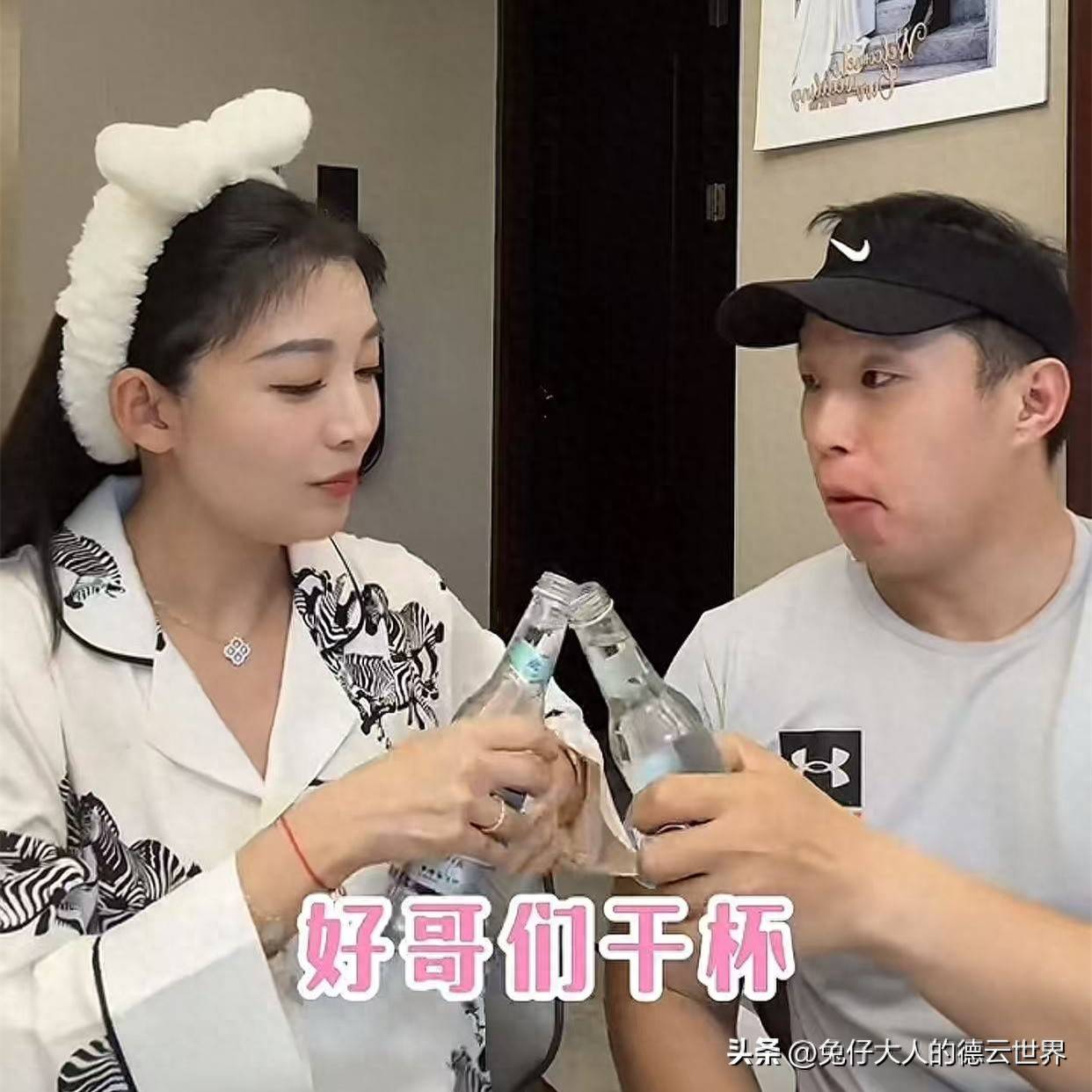 德云社烧饼妻子晒日常,玩睁眼挑战,网友:这夫妻俩真是大活宝
