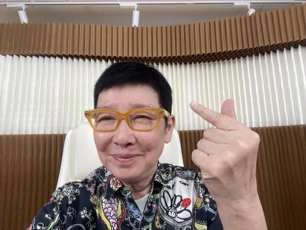 苏施黄用带着针孔疤痕的右手举起商品,戏称这是"化疗留下的军功章"