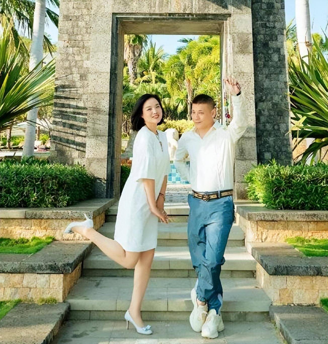 歌手白雪:二婚嫁给相差8岁的原艺,现在被老公宠成小公主