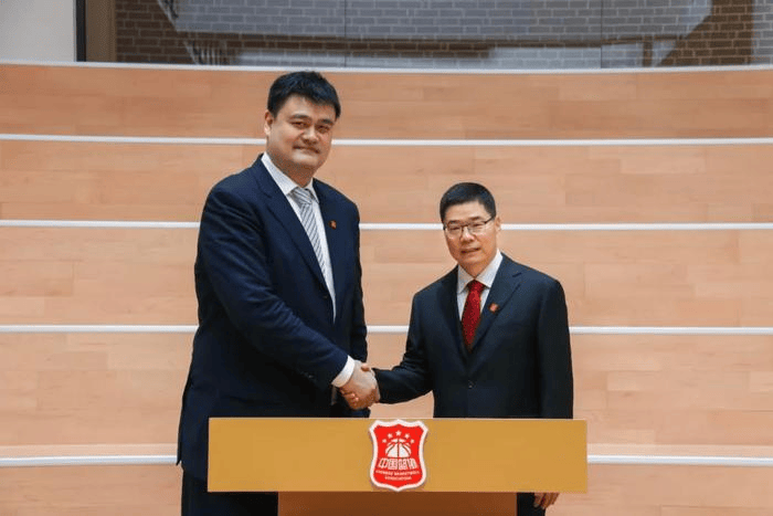 终于有人替姚明发声了！男篮今夏收获颇丰，球迷：开花前他承受很多