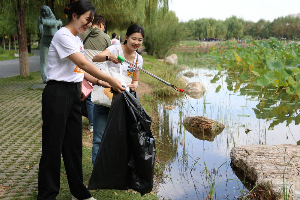 共创美好城市形象!锦颐酒店组织员工开展公益捡垃圾活动