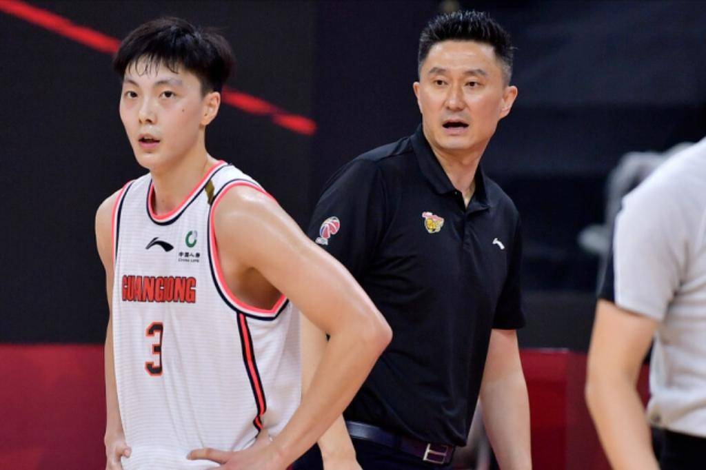 广东男篮热身赛安排！胡明轩将赴美特训，张昊进步明显，崔永熙选24号球衣