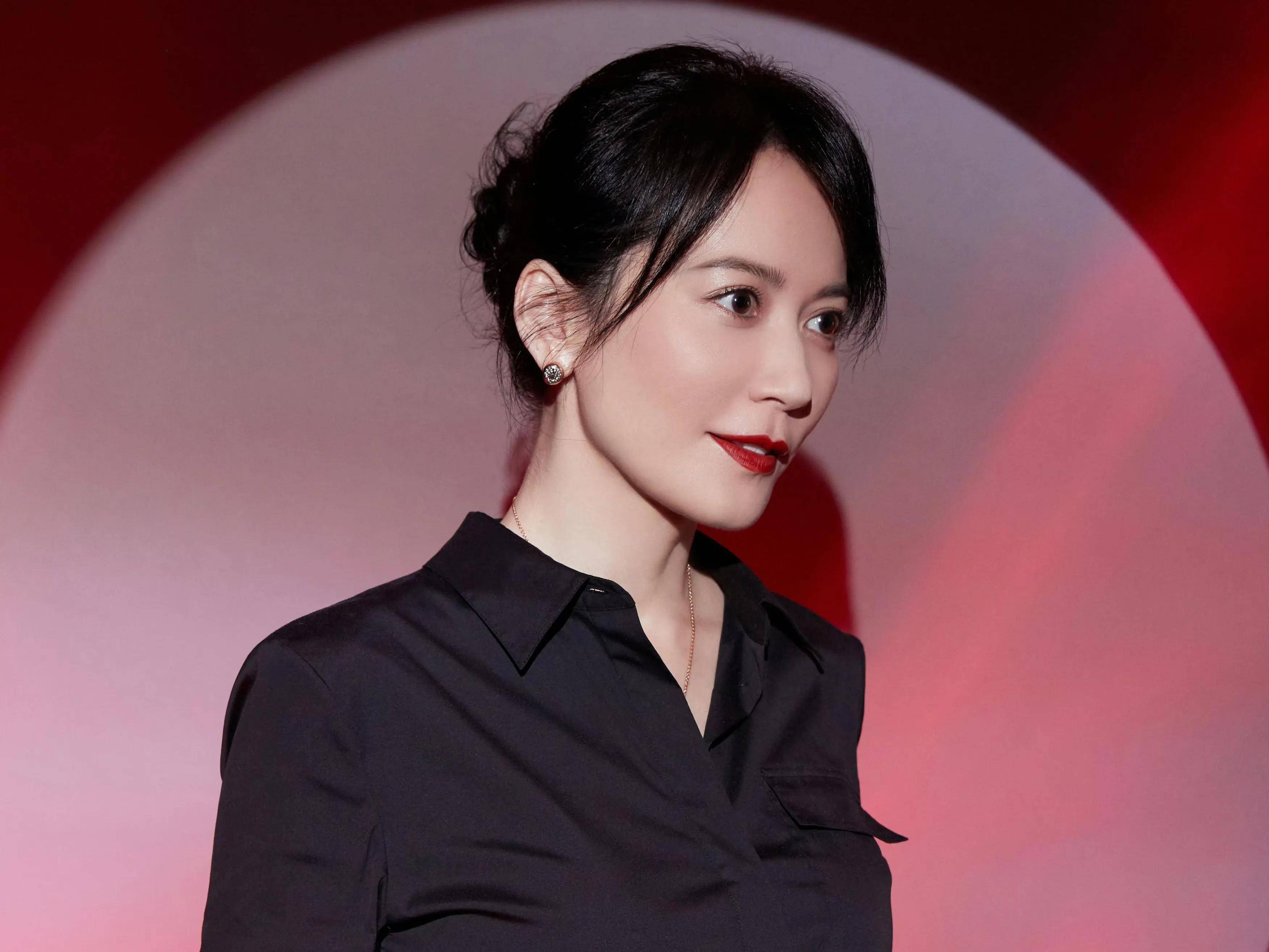 53岁的俞飞鸿,这气质状态,美得令人目瞪口呆啊!