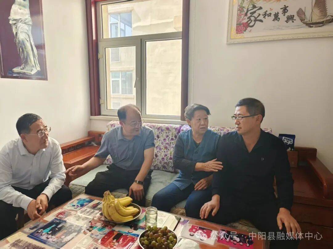 中阳:刘海生教师节前走访慰问退休教师