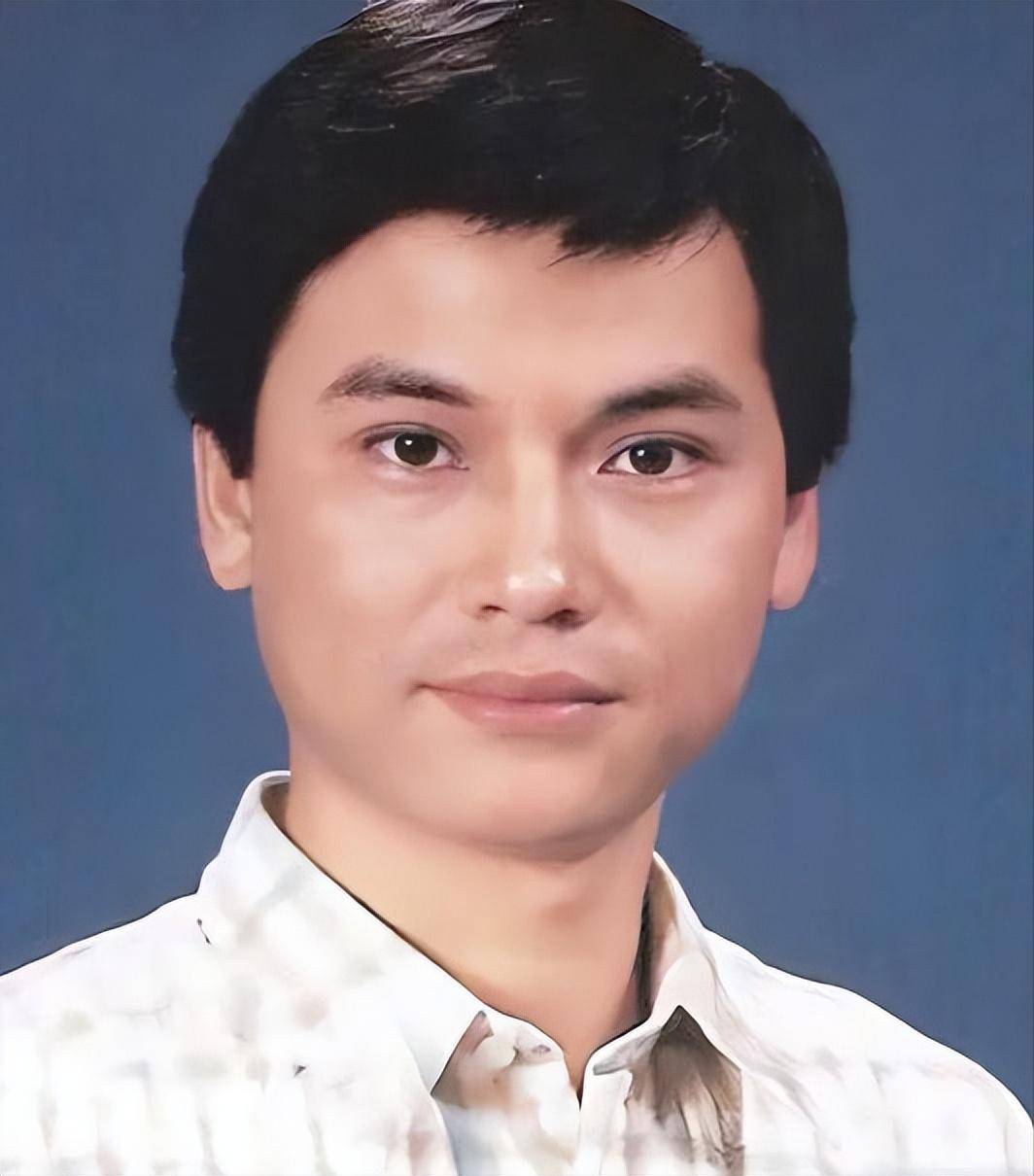 林国雄出现了,不知道他用了什么方式带着陈秀雯去看了一场电影,而且