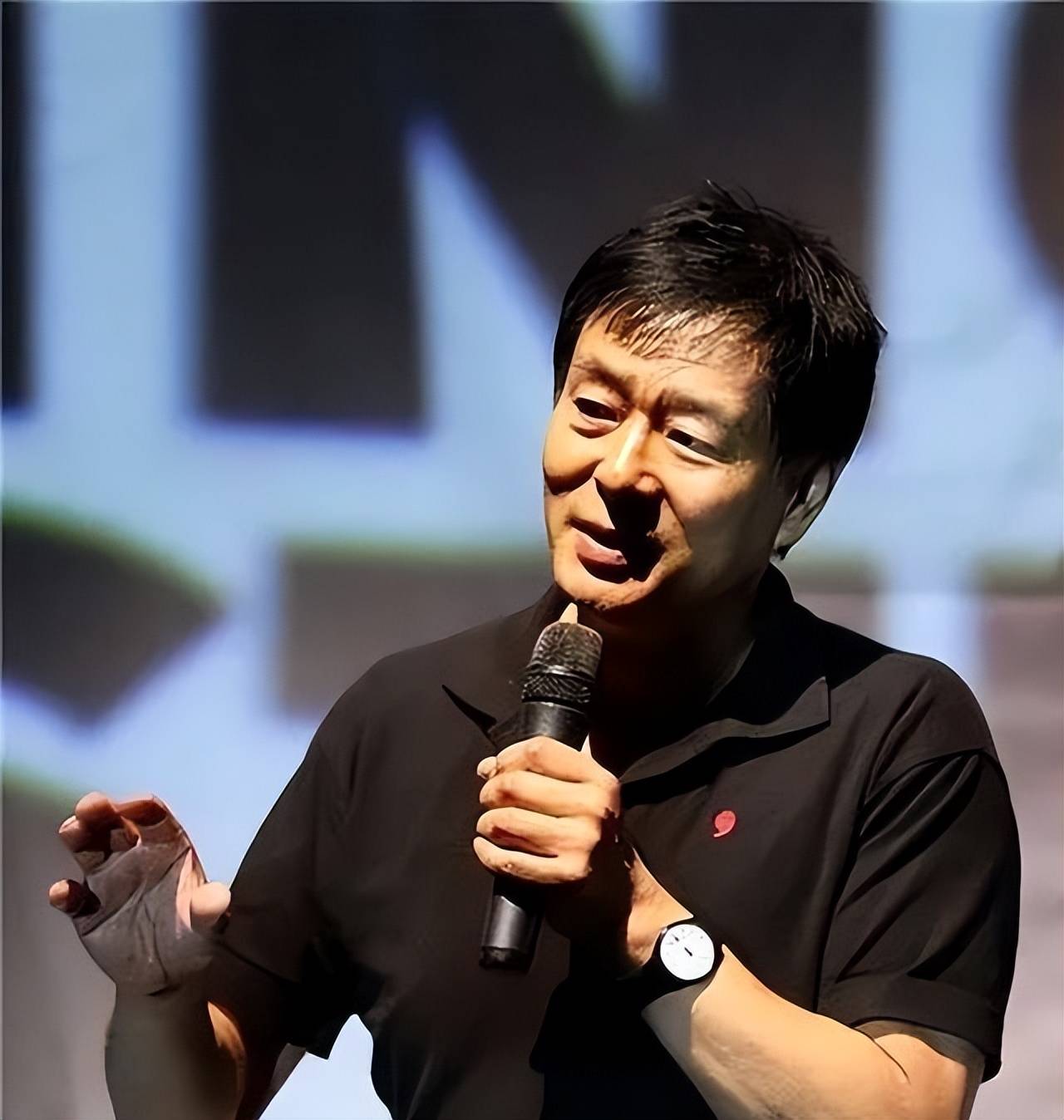 1996年凭借《英雄无悔》中正气凛然的公安局长高天一角赢得观众认可