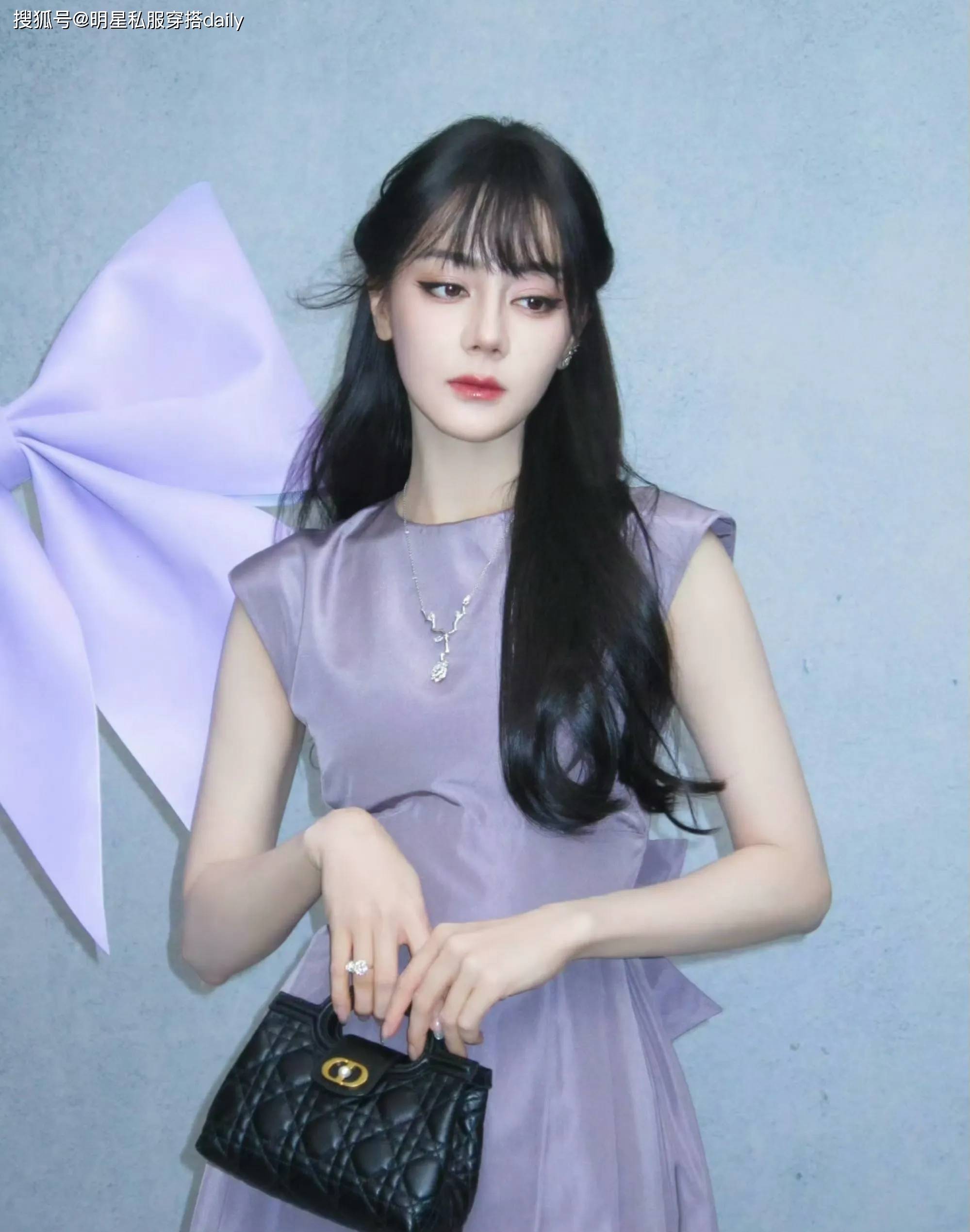 迪丽热巴换齐刘海半扎发 美翻天穿紫色连衣裙如千金驾到