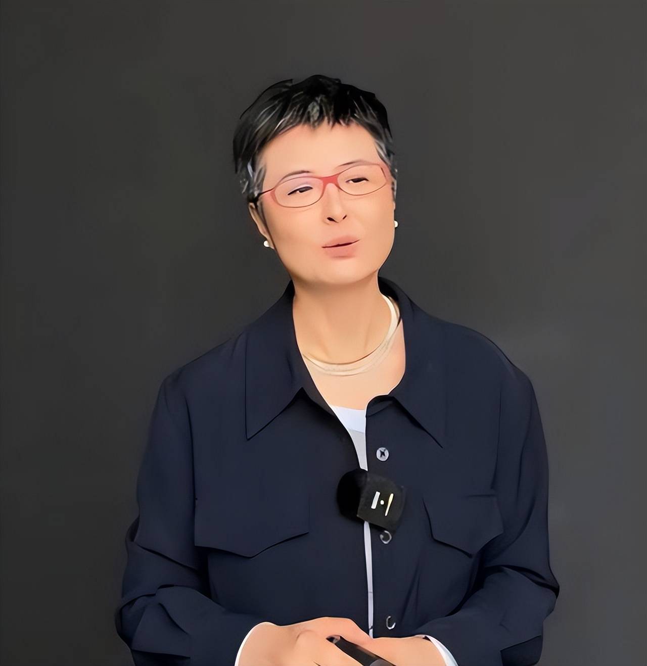 原创张泉灵断崖式衰老头发花白王小丫画红唇惊艳竟然是同龄人