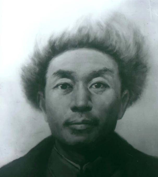 赵尚志牺牲,汉奸踢了踢他的脑袋,旁边叛徒给他一耳光:你没手吗