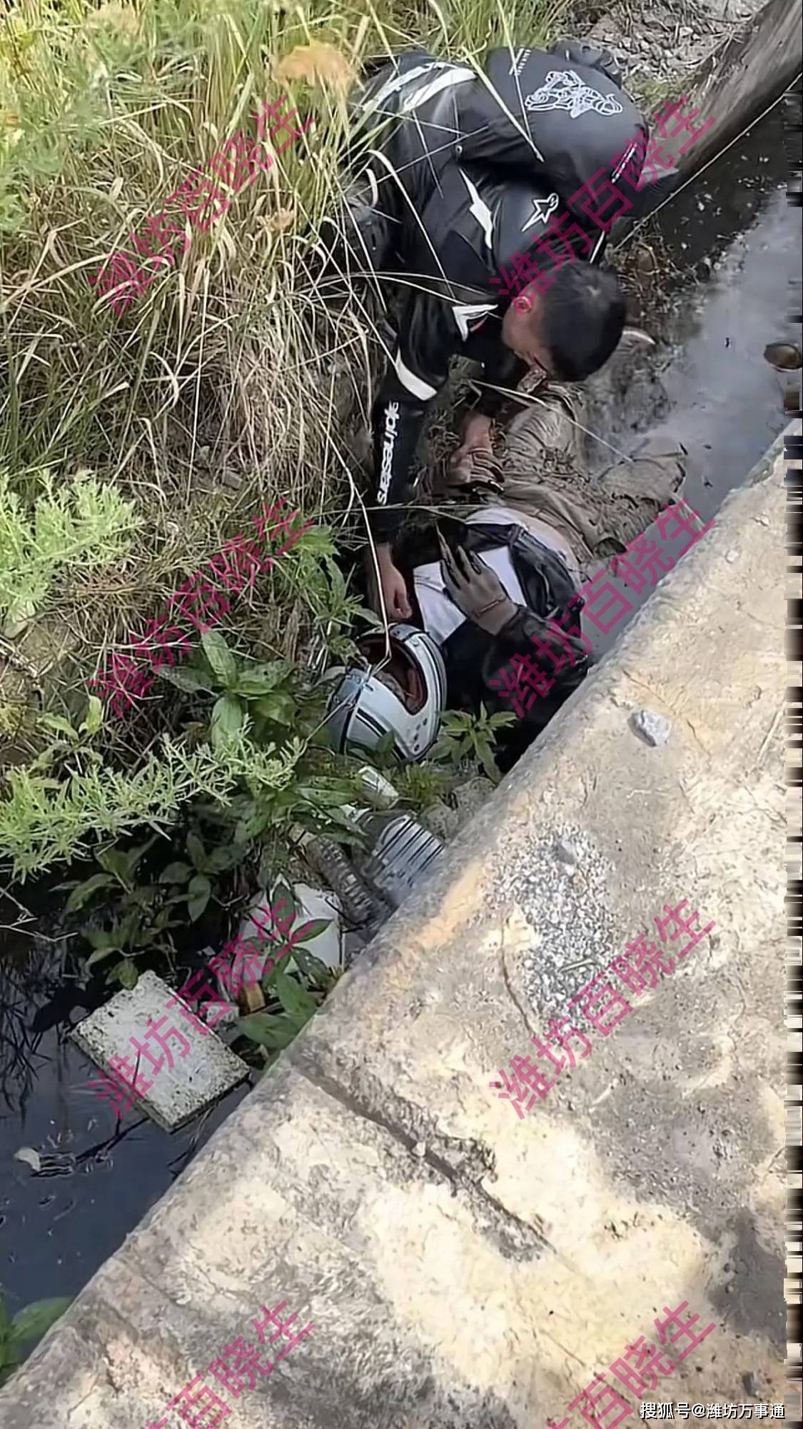 男子骑摩托车摔进沟里,同伴摸哪都大喊疼