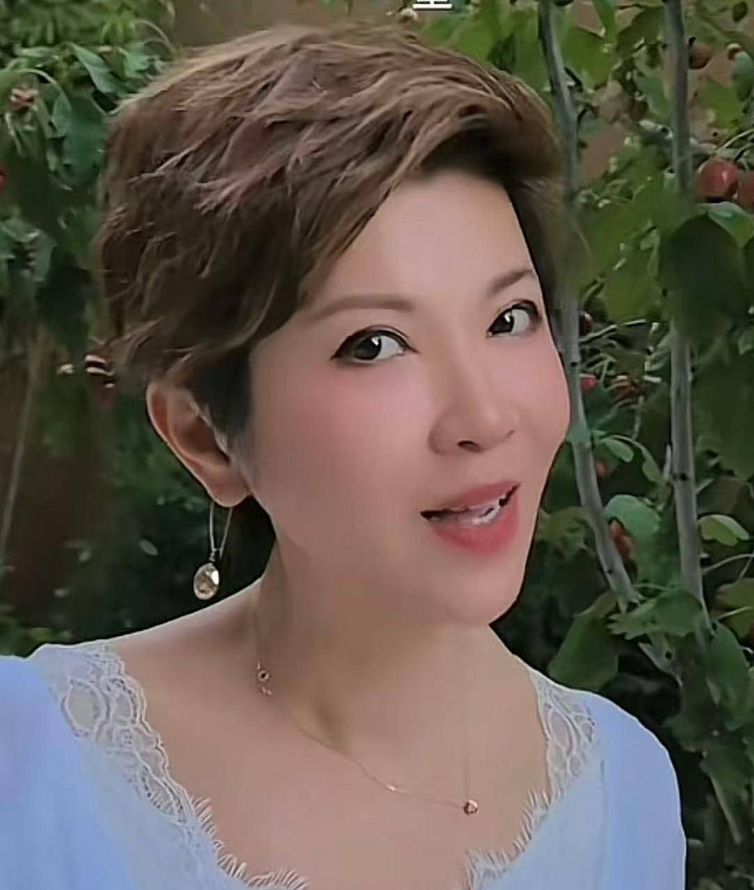 歌手杭天琪敢爱敢恨再婚后43岁高龄为小丈夫生儿子人生完满