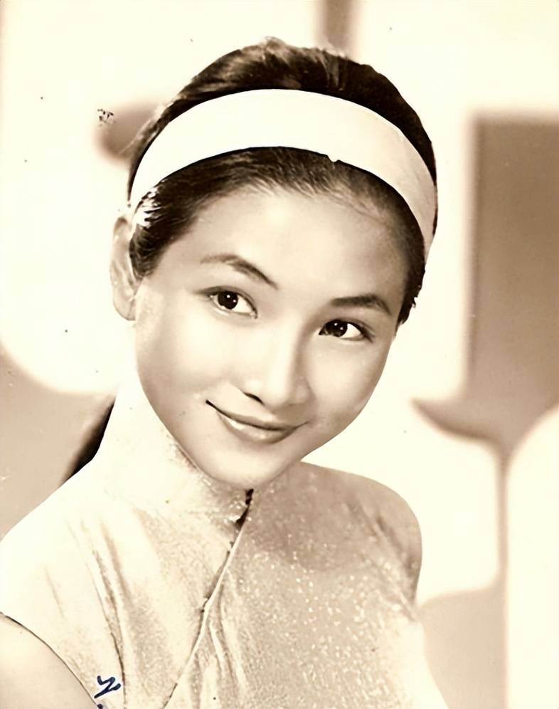 让人唏嘘,郑佩佩去世才1年,小儿子便放飞自我,蔡澜说对了