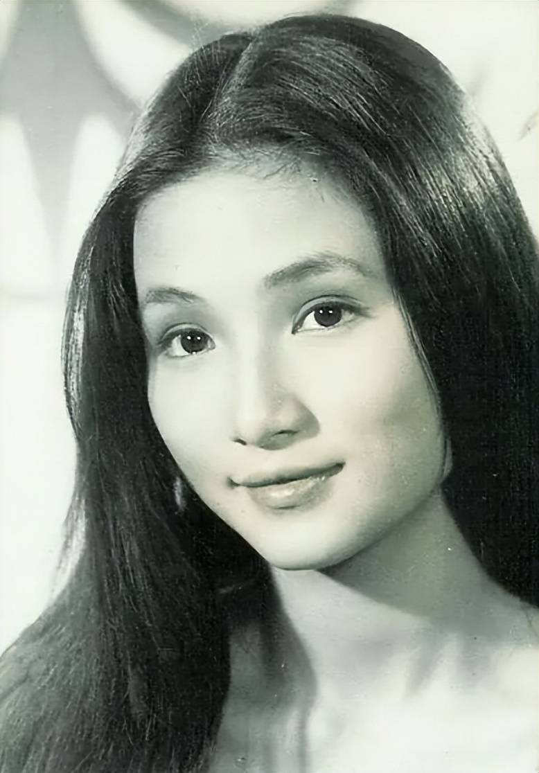 让人唏嘘,郑佩佩去世才1年,小儿子便放飞自我,蔡澜说对了