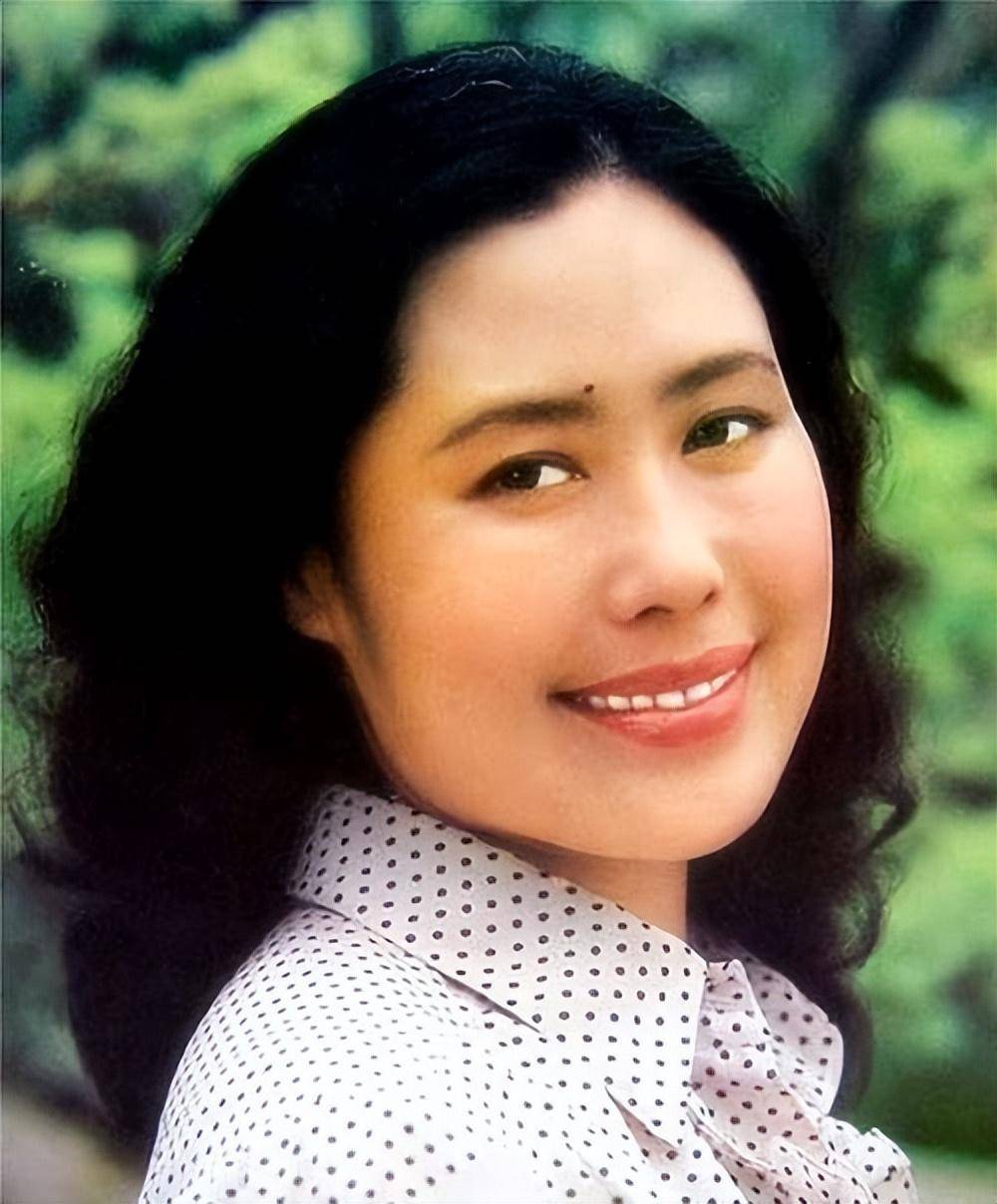 斯琴高娃:三婚两离,遭前夫家暴,现任老公用爱治愈她的前半生