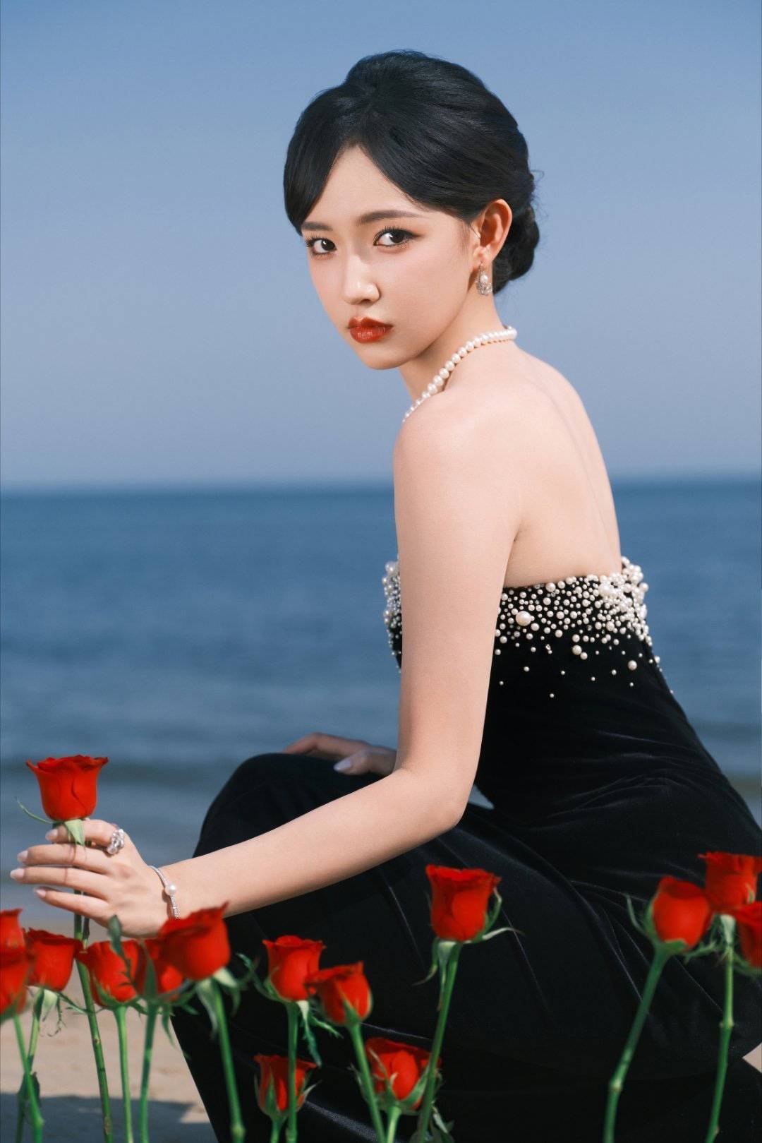 黑玫瑰惊艳海浪电影周程潇红毯封神引全网热议