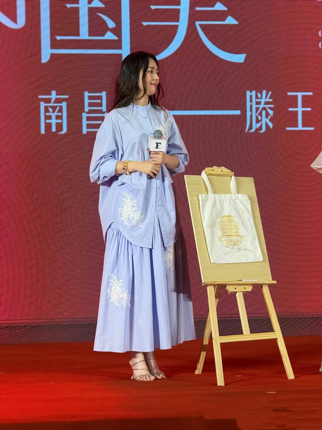 41岁郭碧婷打电玩,穿白裙扎麻花辫好少女,头发又黑又多让人羡慕