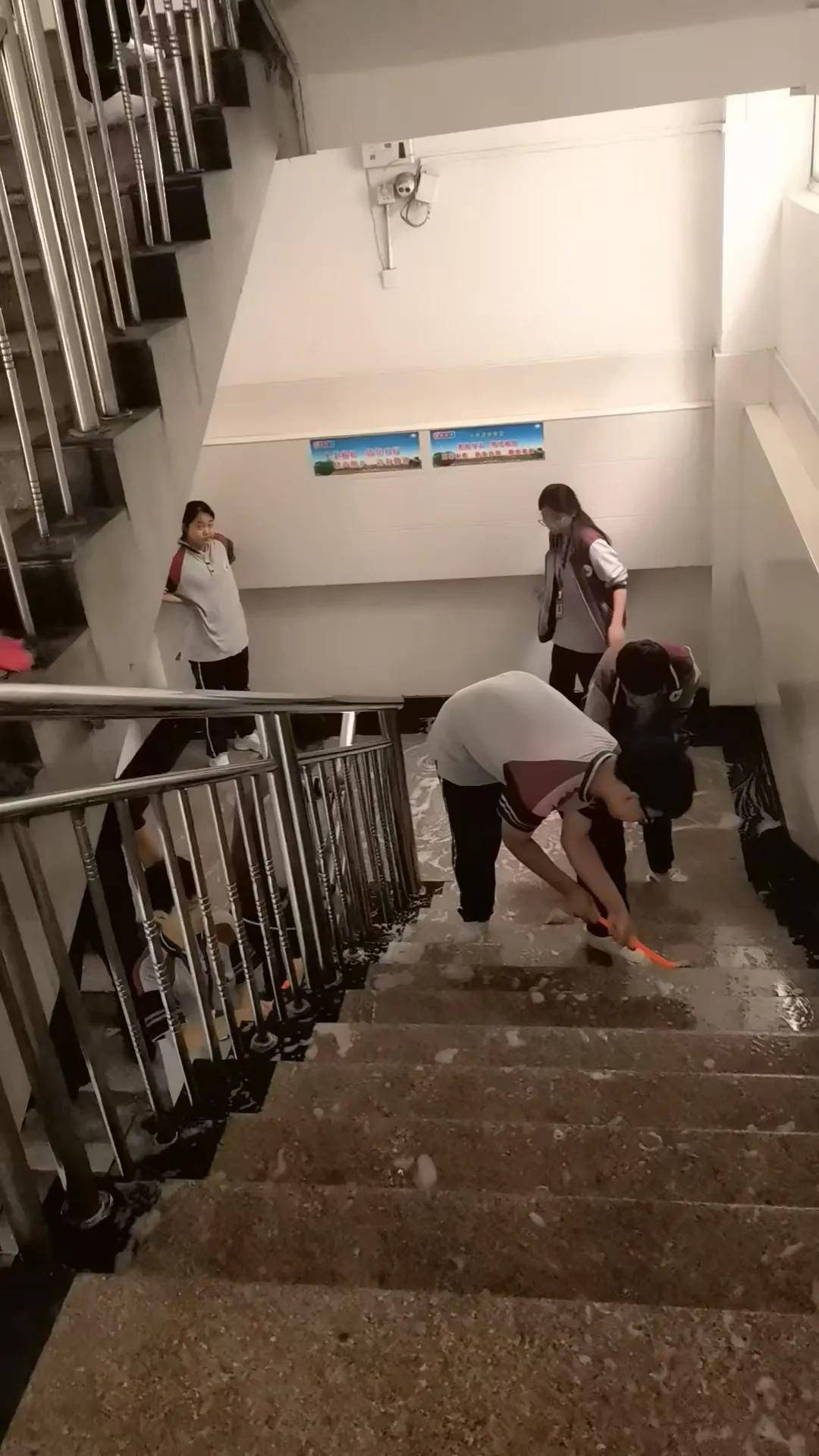 淮安市文通中学开展"校园卫生大扫除"劳动主题教育实践活动